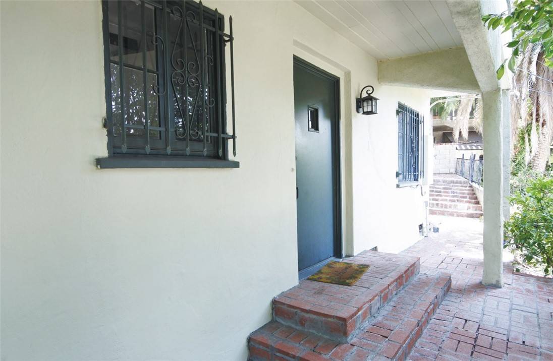 Los Angeles, CA 90068,2174 Beachwood