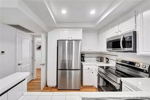 Woodland Hills, CA 91367,22100 Burbank BLD 230C