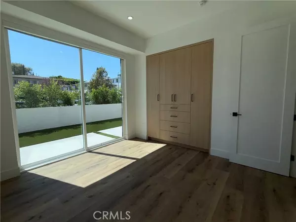 Valley Village, CA 91607,5044 Laurel Canyon BLD