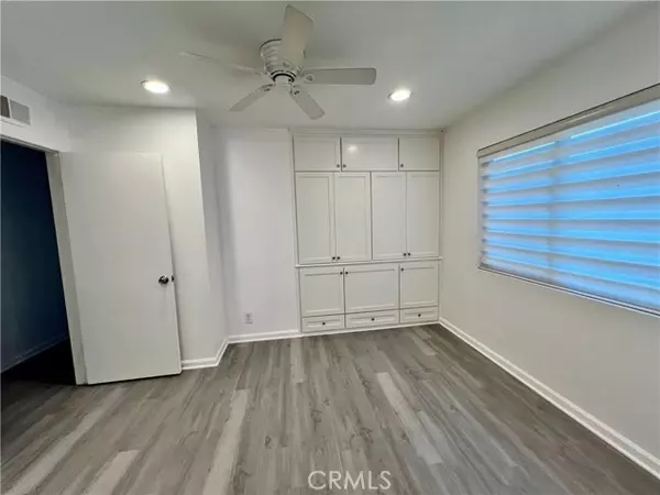 Tustin, CA 92780,1881 Mitchell AVE 36