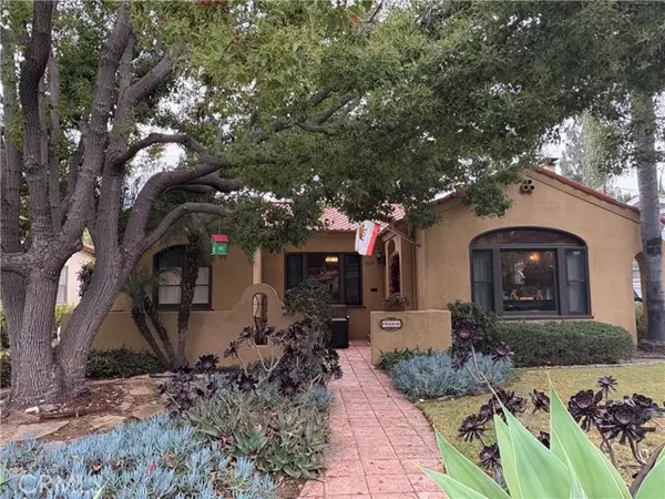 Santa Ana, CA 92703,904 N Olive ST