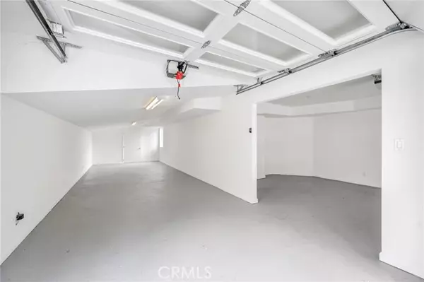 Woodland Hills, CA 91364,5220 Medina RD