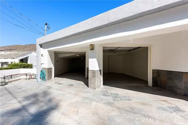 Woodland Hills, CA 91364,5220 Medina RD