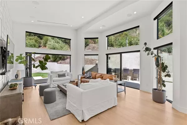 Encino, CA 91436,17137 Escalon DR