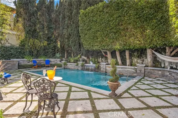 Los Angeles, CA 90068,3158 Oakshire DR