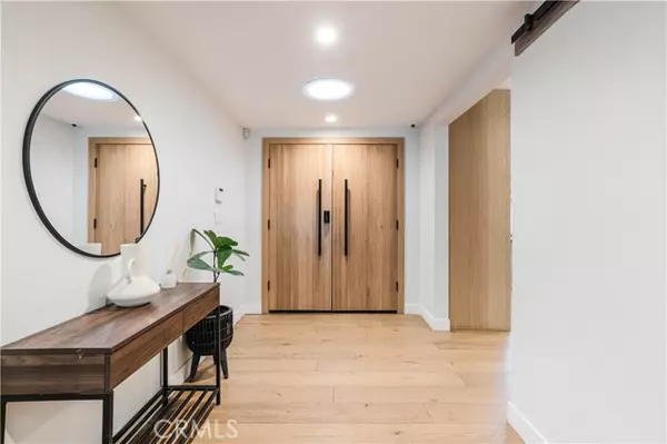 Woodland Hills, CA 91367,22410 Collins ST