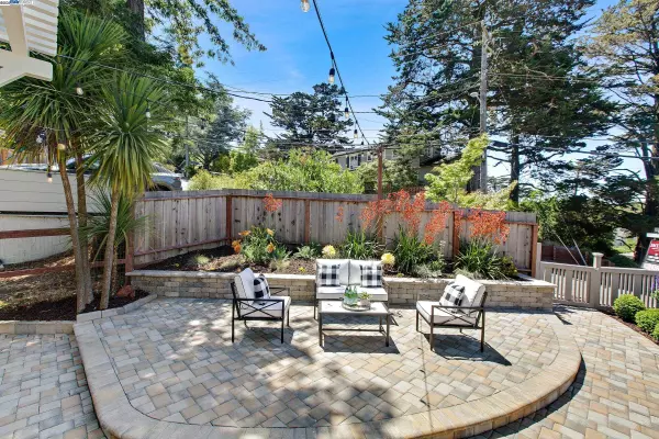 Oakland, CA 94611,5601 Castle Dr