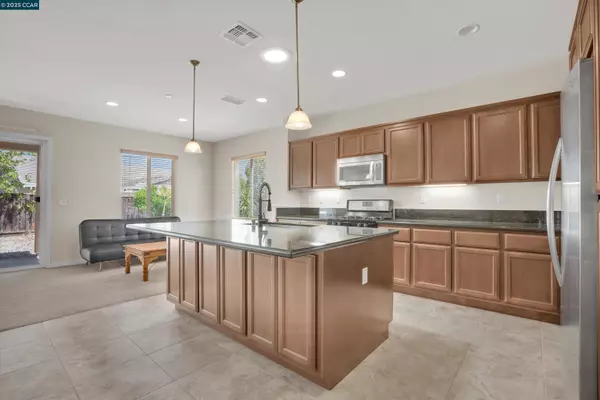 1030 Clear Lake Dr, Oakley, CA 94561