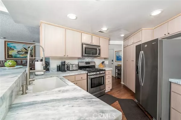 Newport Beach, CA 92662,805 N Bay Front
