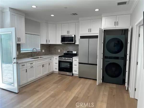 6858 Amestoy AVE 1/2, Lake Balboa, CA 91406