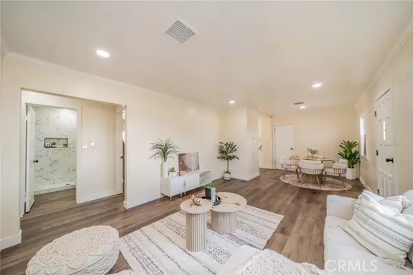 Fontana, CA 92335,8203 Redwood AVE