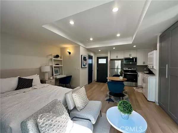 Sherman Oaks, CA 91423,4933 Murietta