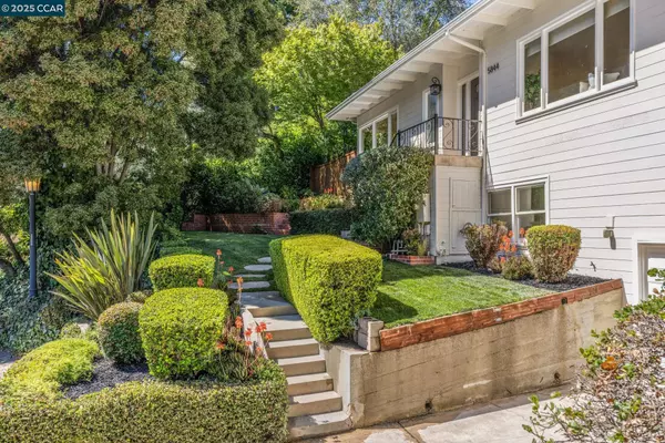 Oakland, CA 94611,5844 Harbord Dr