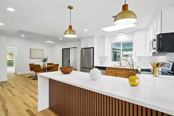 Escondido, CA 92026,8975 Lawrence Welk DR 296