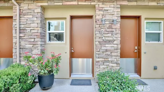 253 E Jeanette LN, Santa Ana, CA 92705