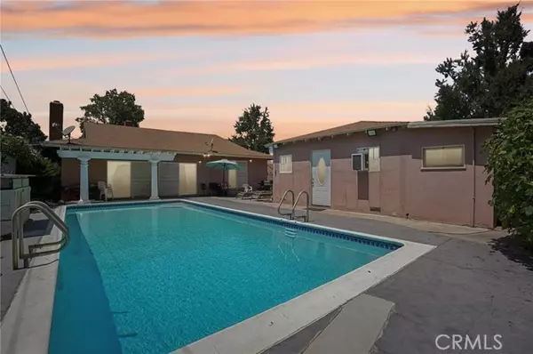 Downey, CA 90241,10302 Pomering RD