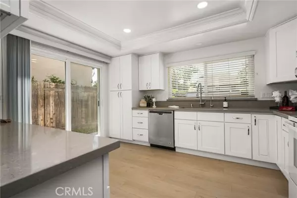 Irvine, CA 92620,4052 Escudero