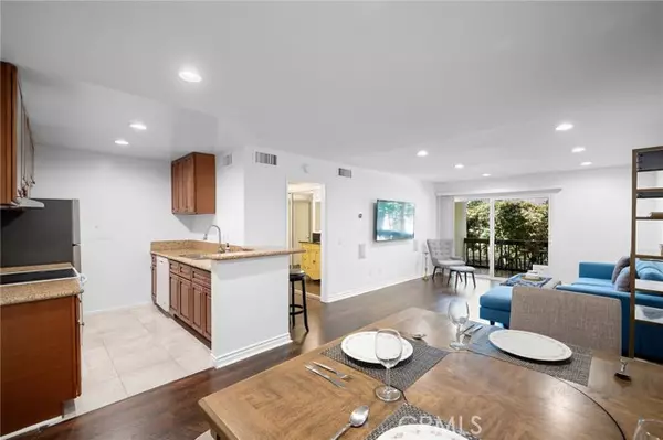 Valencia, CA 91355,23515 Lyons AVE 131