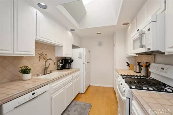 Laguna Beach, CA 92651,9 N Encino