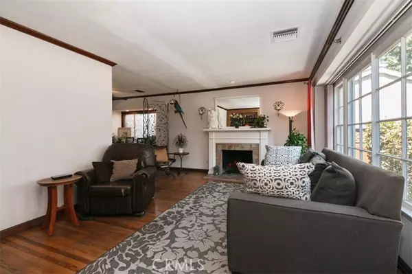 Woodland Hills, CA 91364,22046 Buena Ventura ST