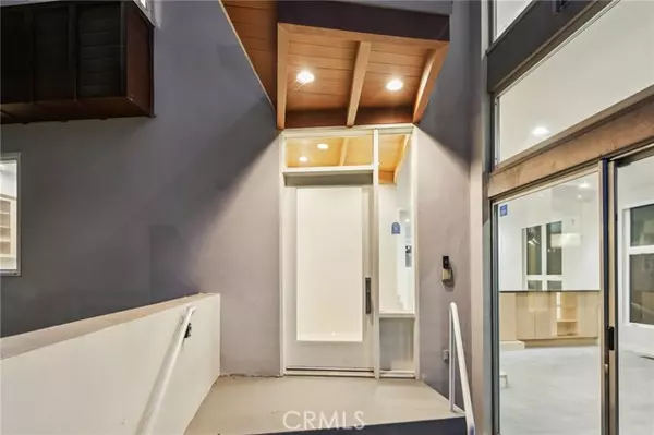 Sherman Oaks, CA 91423,13424 Contour DR