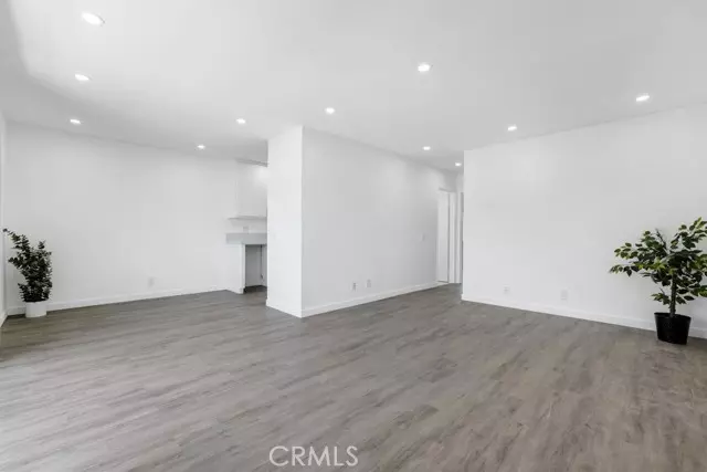 20930 Parthenia ST 206, Canoga Park, CA 91304