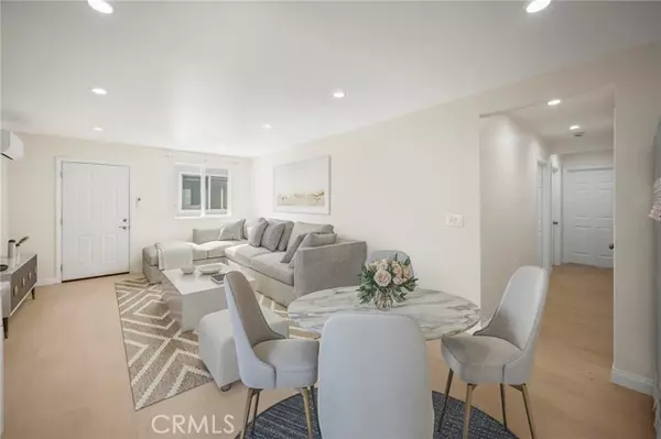 8126 Moorcroft Ave, Canoga Park, CA 91304