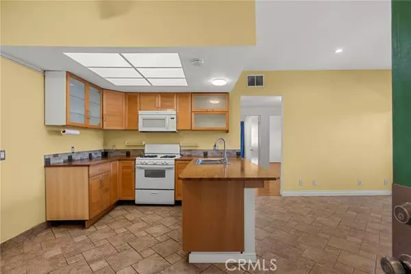 San Fernando, CA 91340,10943 Laurel Canyon BLD C10