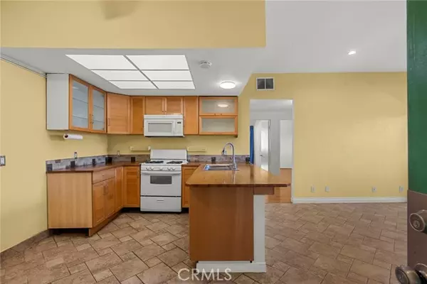 San Fernando, CA 91340,10943 Laurel Canyon BLD C10