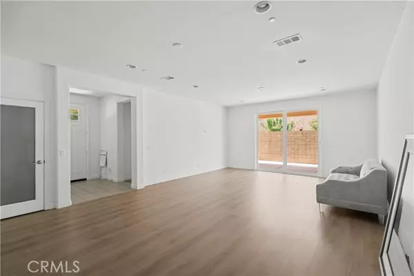 Irvine, CA 92618,217 Wicker