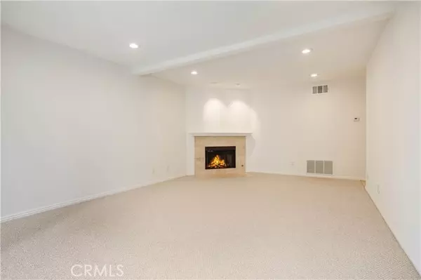 Woodland Hills, CA 91367,5800 Owensmouth AVE 26