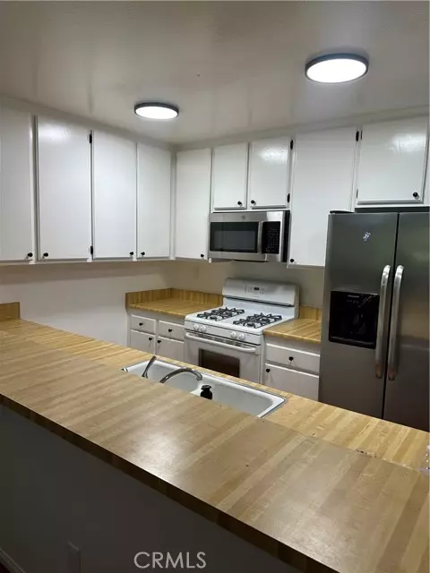 Canoga Park, CA 91303,7050 Shoup AVE 208