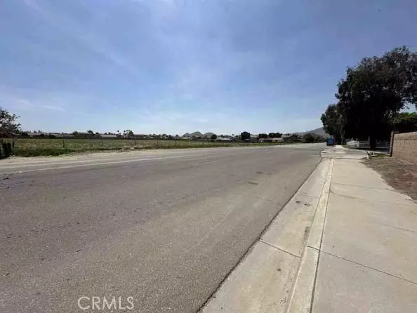 San Jacinto, CA 92582,7 7th St