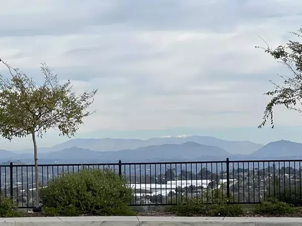 Vista, CA 92083,438 Cota LN