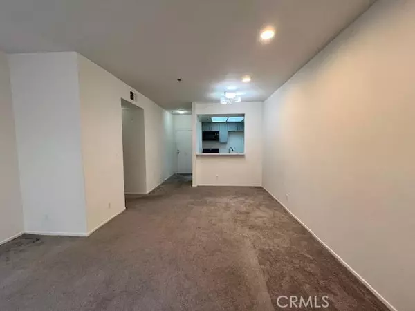 19350 Sherman WAY 125, Reseda, CA 91335