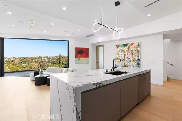 Woodland Hills, CA 91364,5130 Medina RD