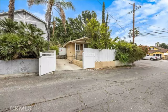 Tujunga, CA 91042,10106 Gish AVE