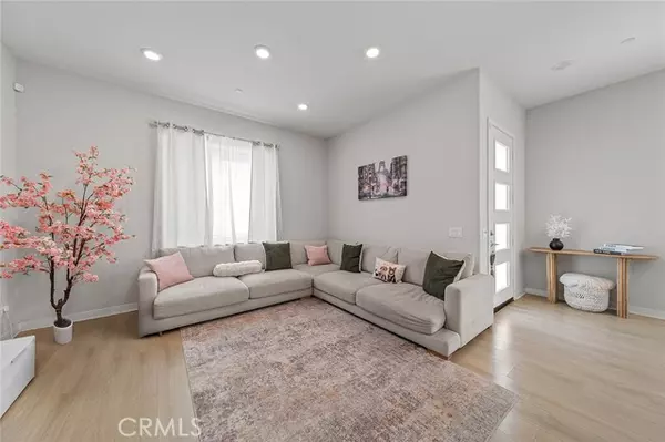 Valencia, CA 91381,27218 Narrowleaf Willow LN