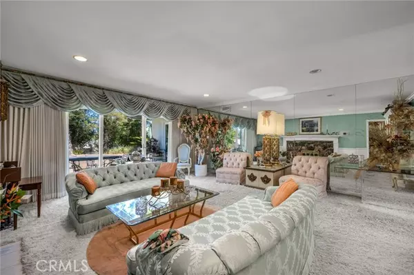 Woodland Hills, CA 91364,22051 Mulholland WAY
