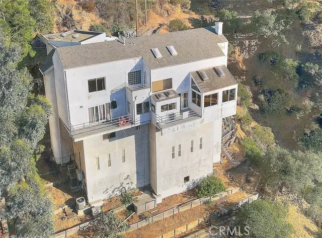 Los Angeles, CA 90046,2579 Leicester DR
