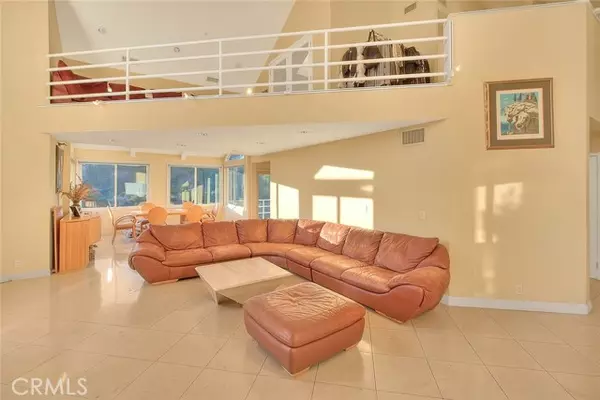 Los Angeles, CA 90046,2579 Leicester DR