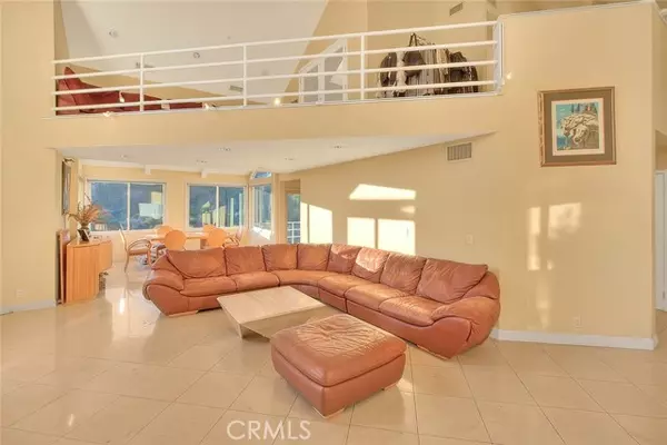 Los Angeles, CA 90046,2579 Leicester DR