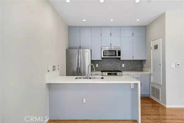 Los Angeles, CA 90027,3907 De Longpre AVE