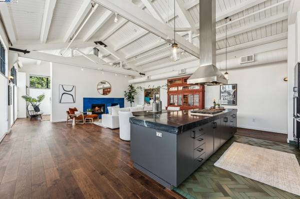 311 4th St 301, Oakland, CA 94607