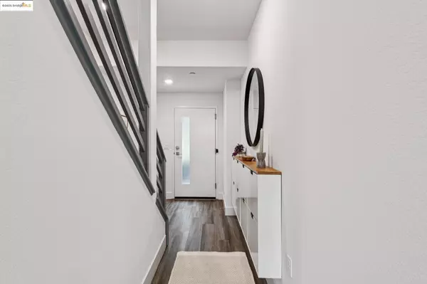 Oakland, CA 94608,985 41St St 140