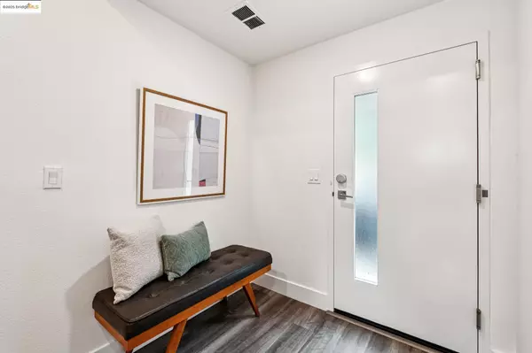 Oakland, CA 94608,985 41St St 140