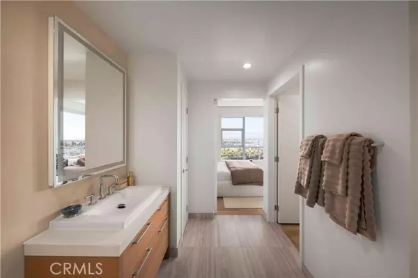 Santa Ana, CA 92707,9 MacArthur Place 1106