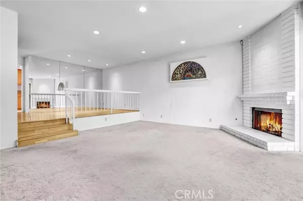 Woodland Hills, CA 91367,21821 Burbank 145