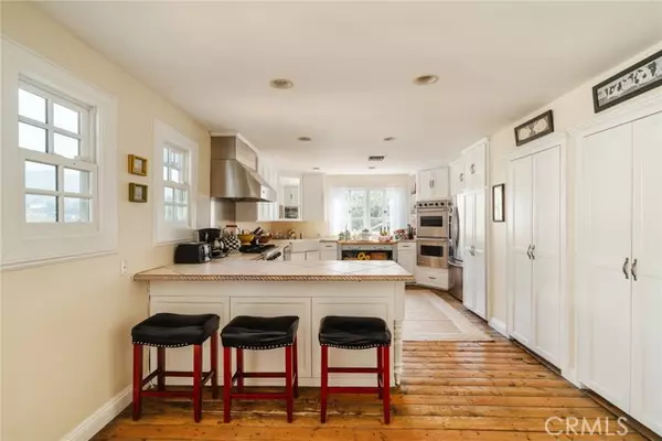Los Angeles, CA 90068,6800 Pacific View DR