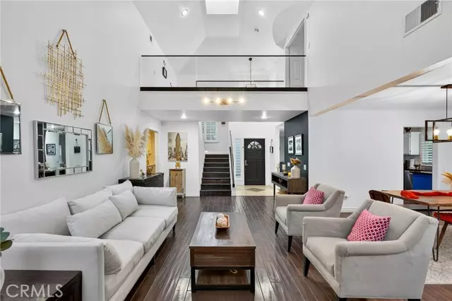 Valencia, CA 91355,24456 Mockingbird Ct